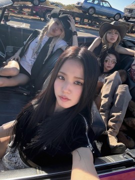 BLACKPINK (Instagram)